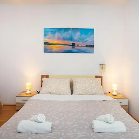 Tinka Apartment Starigrad Paklenica